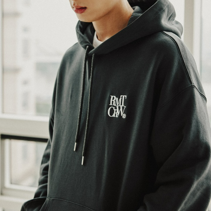 韓國Romantic Crown - [WOOZI Collection] RECENT LOGO HOODIE_CHARCOAL [11月尾發貨]