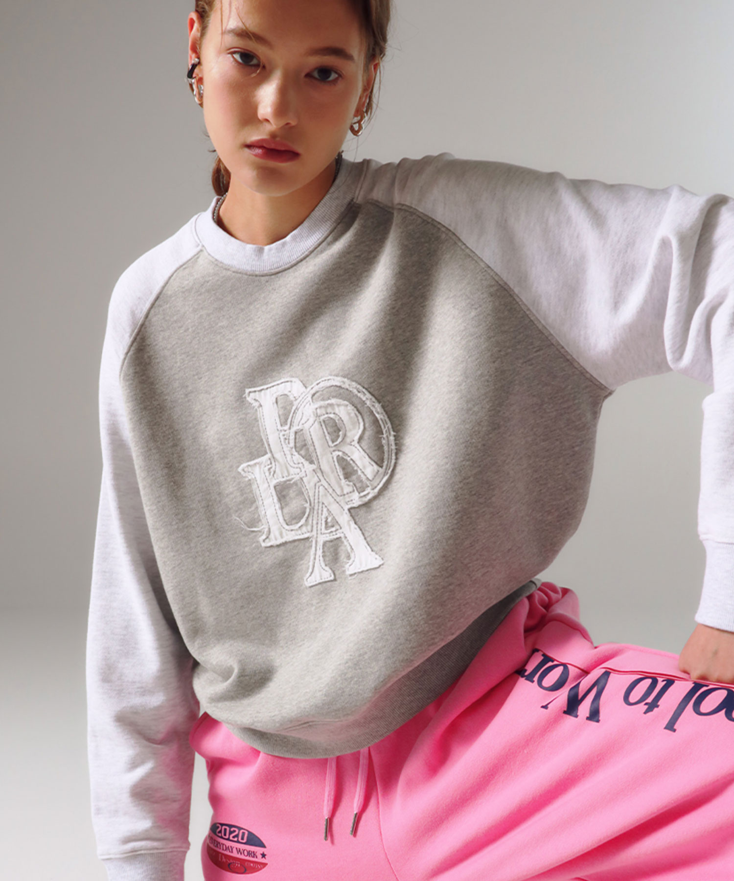 韓國PRENDA - COMBINATION DENIM PATCH RAGLAN SWEATSHIRT GRAY
