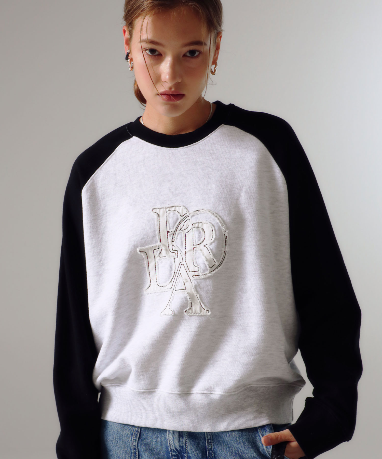 韓國PRENDA - COMBINATION DENIM PATCH RAGLAN SWEATSHIRT HEATHER GRAY