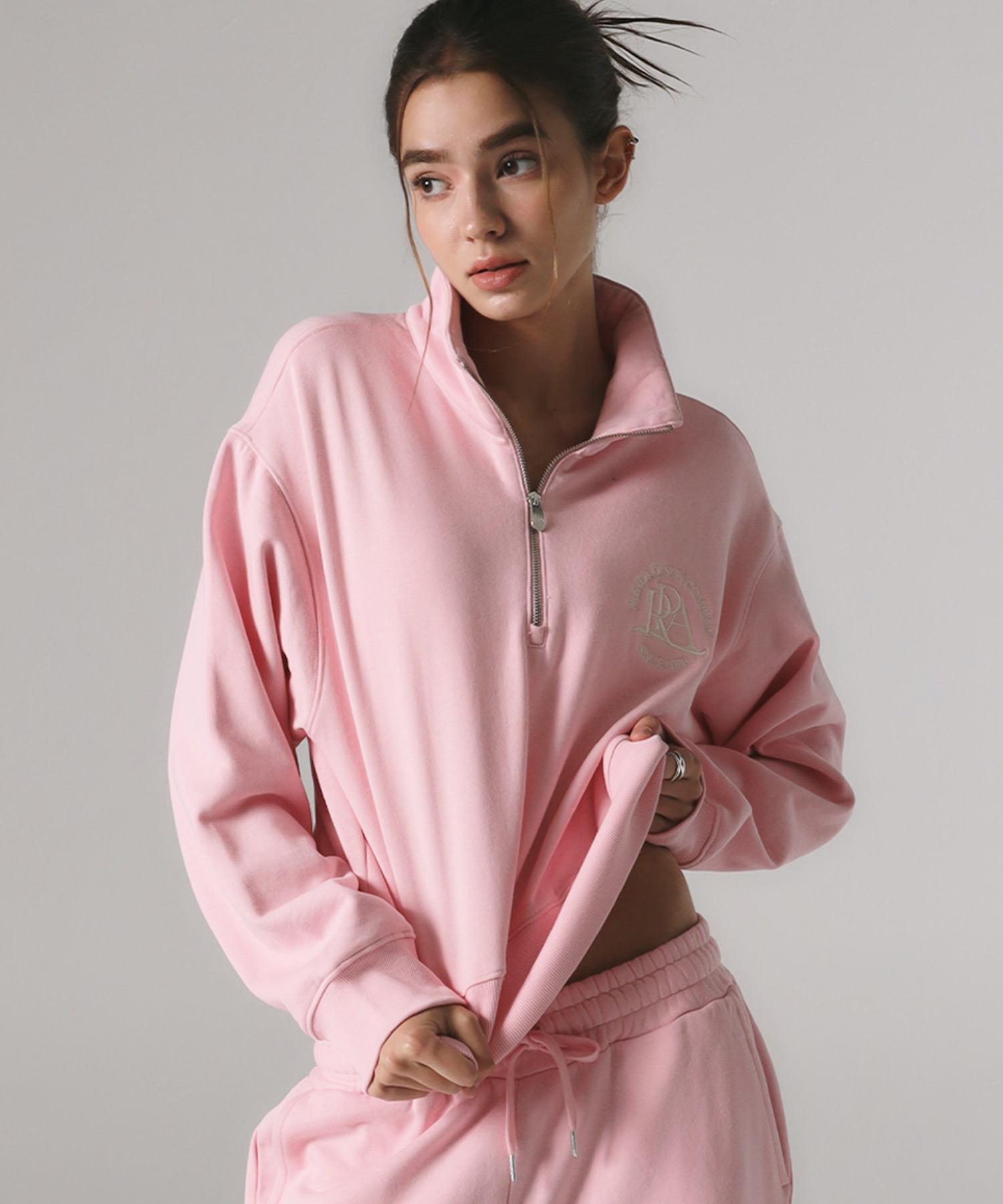 韓國PRENDA - MAIN LOGO CROP HALF ZIP-UP SWEATSHIRT BABY PINK