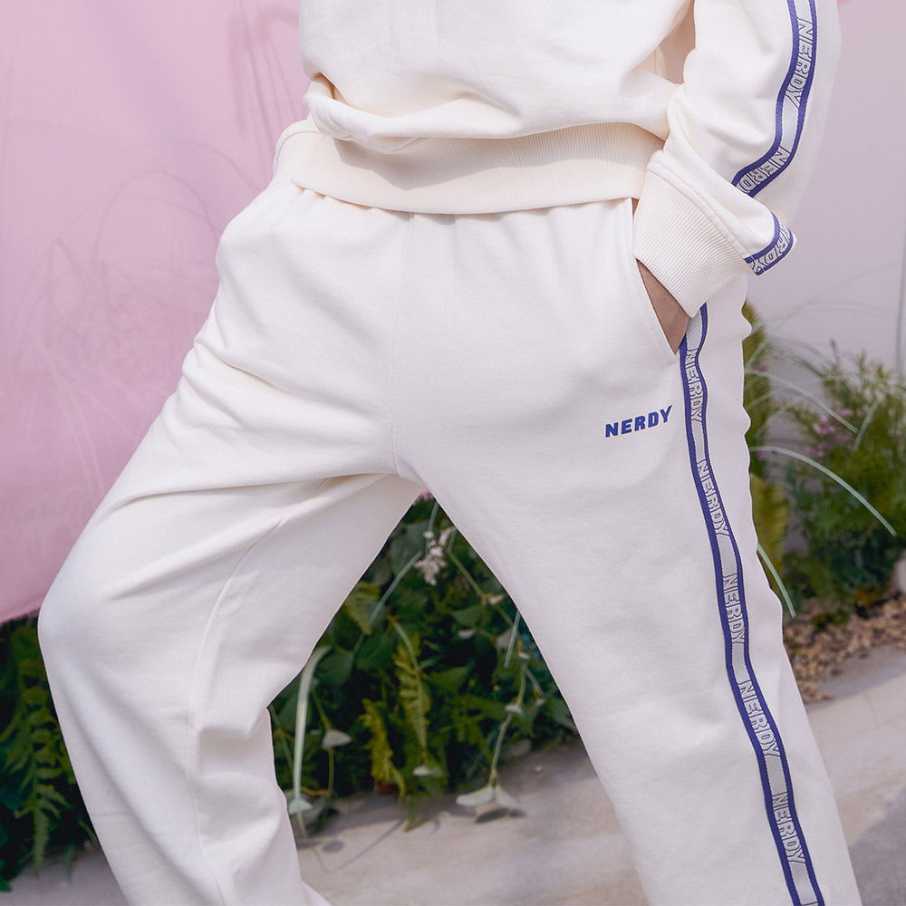韓國 NERDY - Jacquard Logo Tape Sweatpants Cream