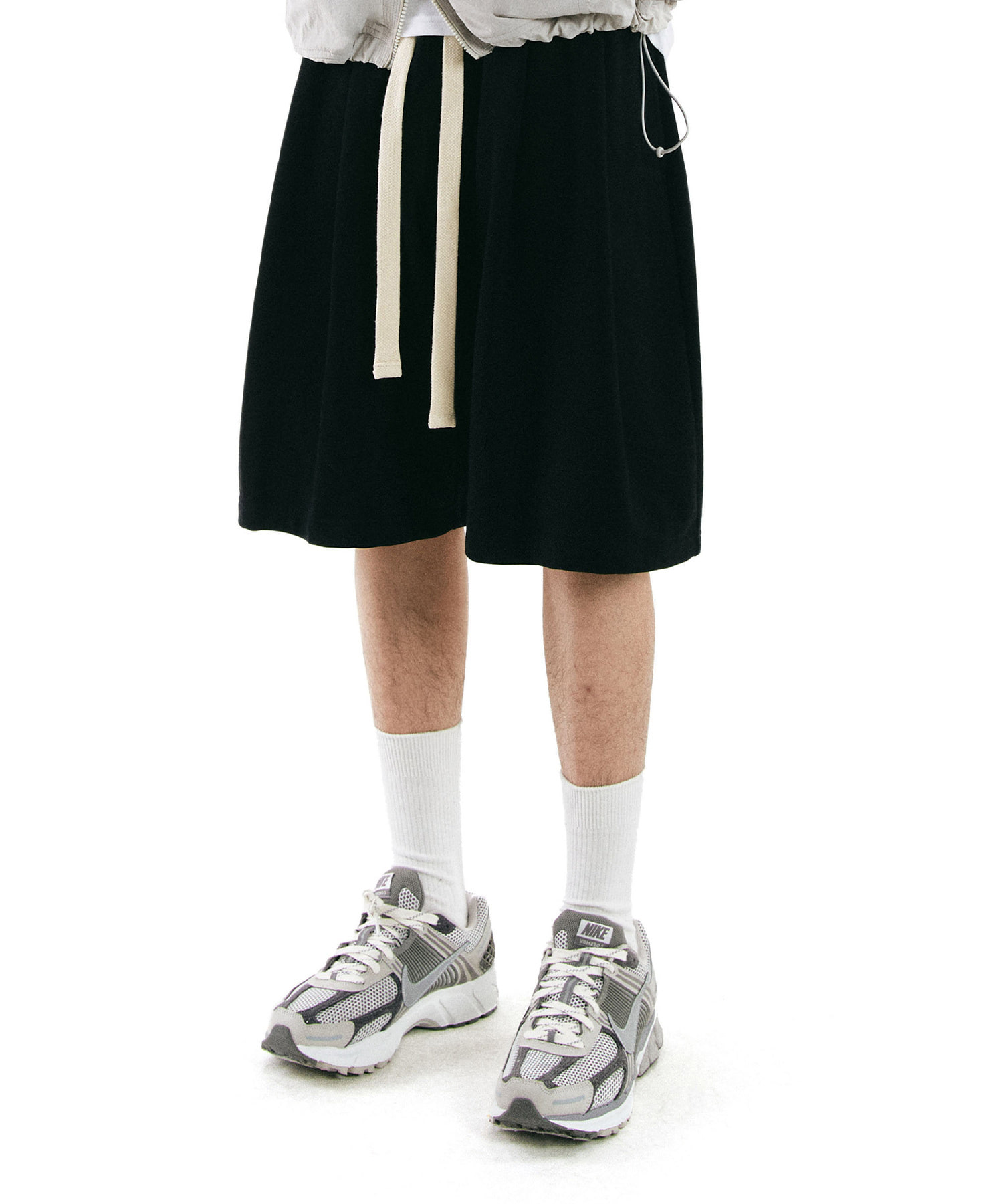 韓國CODEGRAPHY - WIDE DEEP TWO TUCK SWEAT BERMUDA SHORTS_black