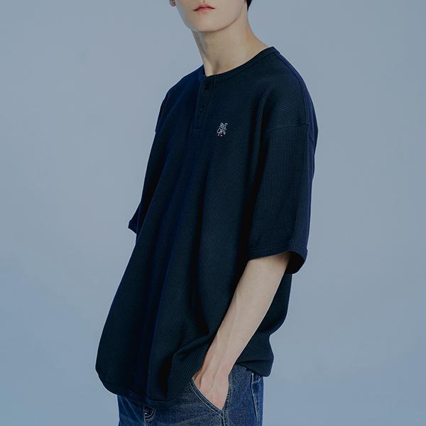 ROMANTIC CROWN-BUTTON UP WAFFLE HENLEY NECK_NAVY