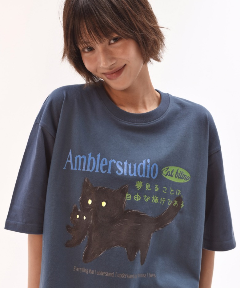 韓國 AMBLER - Unisex Cat Biting Graphic Short Sleeve T-shirt AS1206 (Navy)